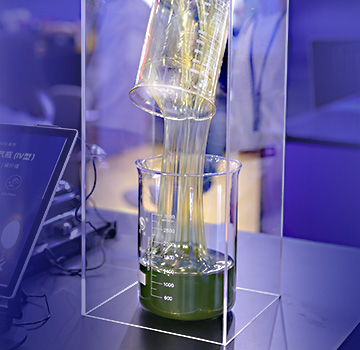 pouring_beaker_of_resin_360X350