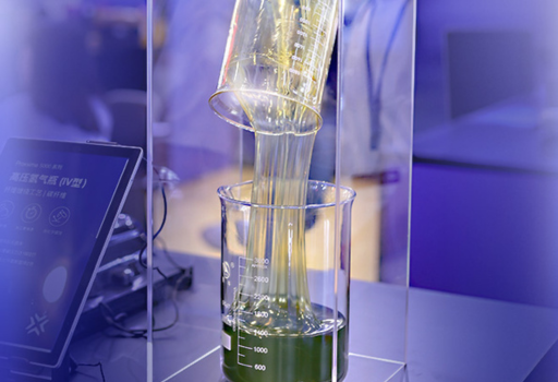 pouring_beaker_of_resin_660X500