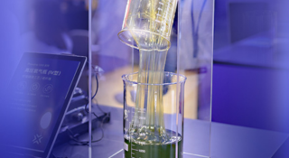 pouring_beaker_of_resin_320X175